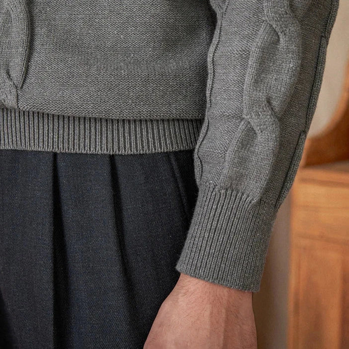 Round neck vintage sweater with cable knit sleeve, cotton-wool blend.