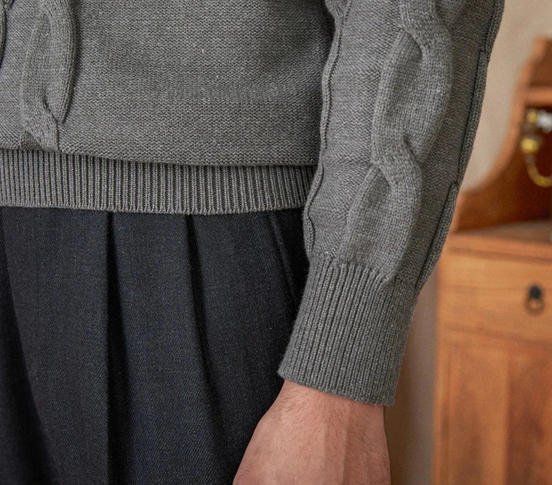 Round neck vintage sweater with cable knit sleeve, cotton-wool blend.