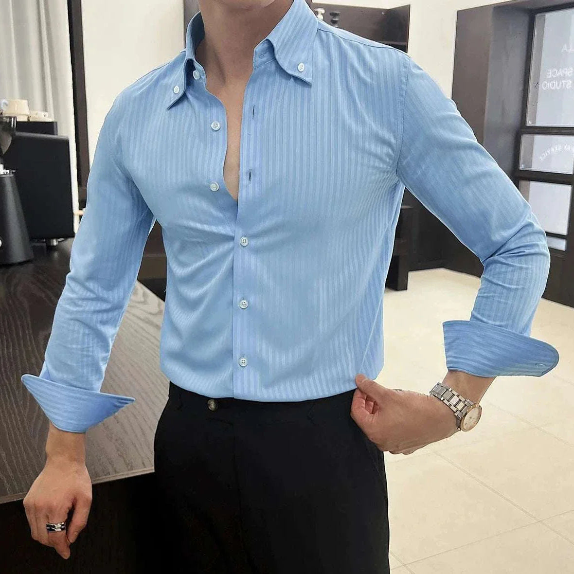 Business casual slim fit shirt in light blue, perfect for spring/summer occasions.