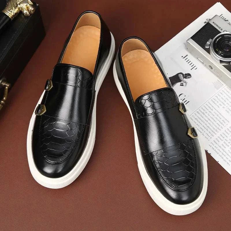 Retro British loafers in black leather with cushioned insole and elastic side panels, perfect for office or semi-formal events.