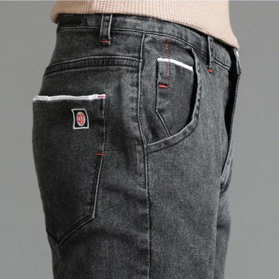 Vinny Vintage Jeans in dark denim fabric, side view showing fit and pocket detail.