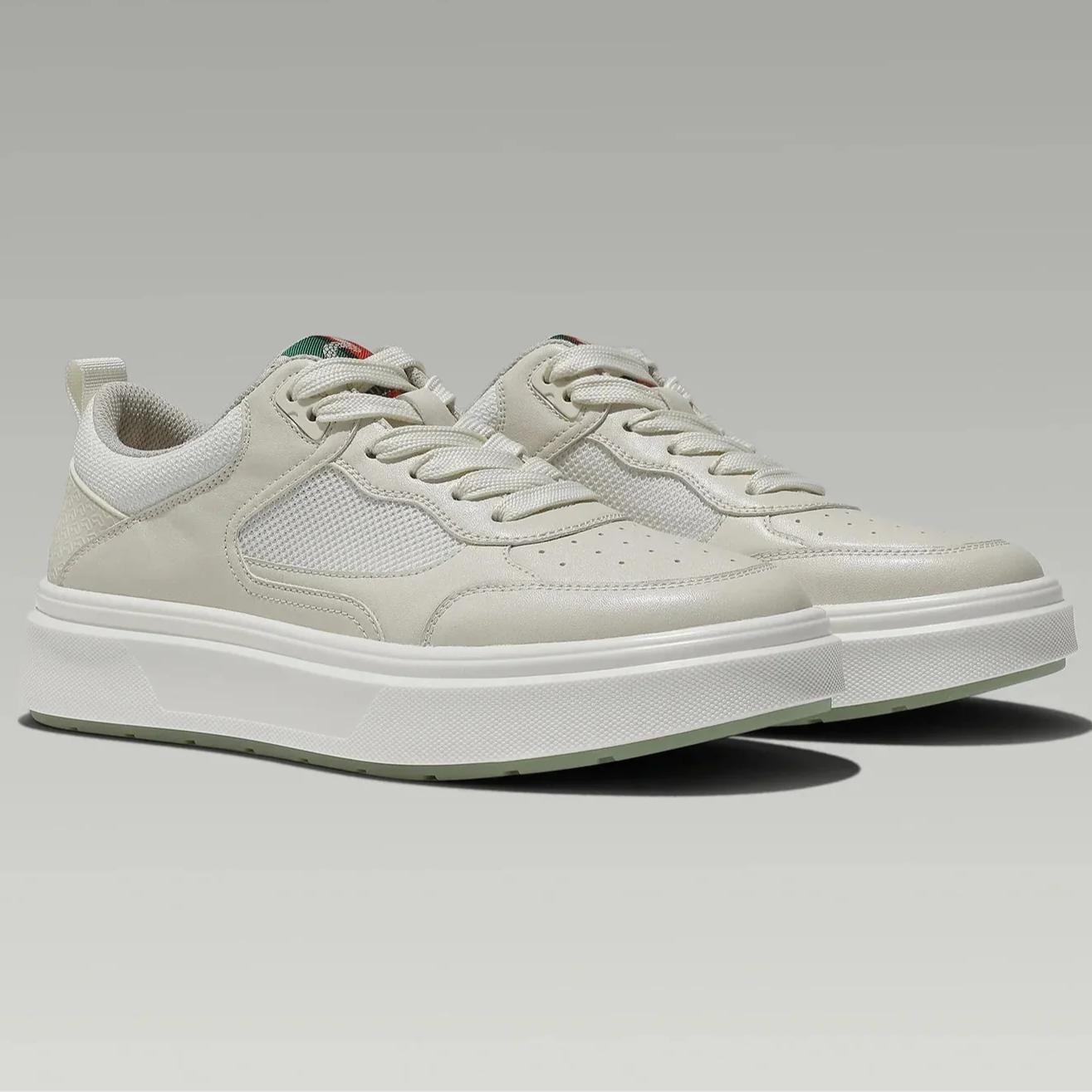 Lightweight casual fit shoes for men in beige, featuring breathable high-quality canvas design, ideal for spring and autumn casual occasions.