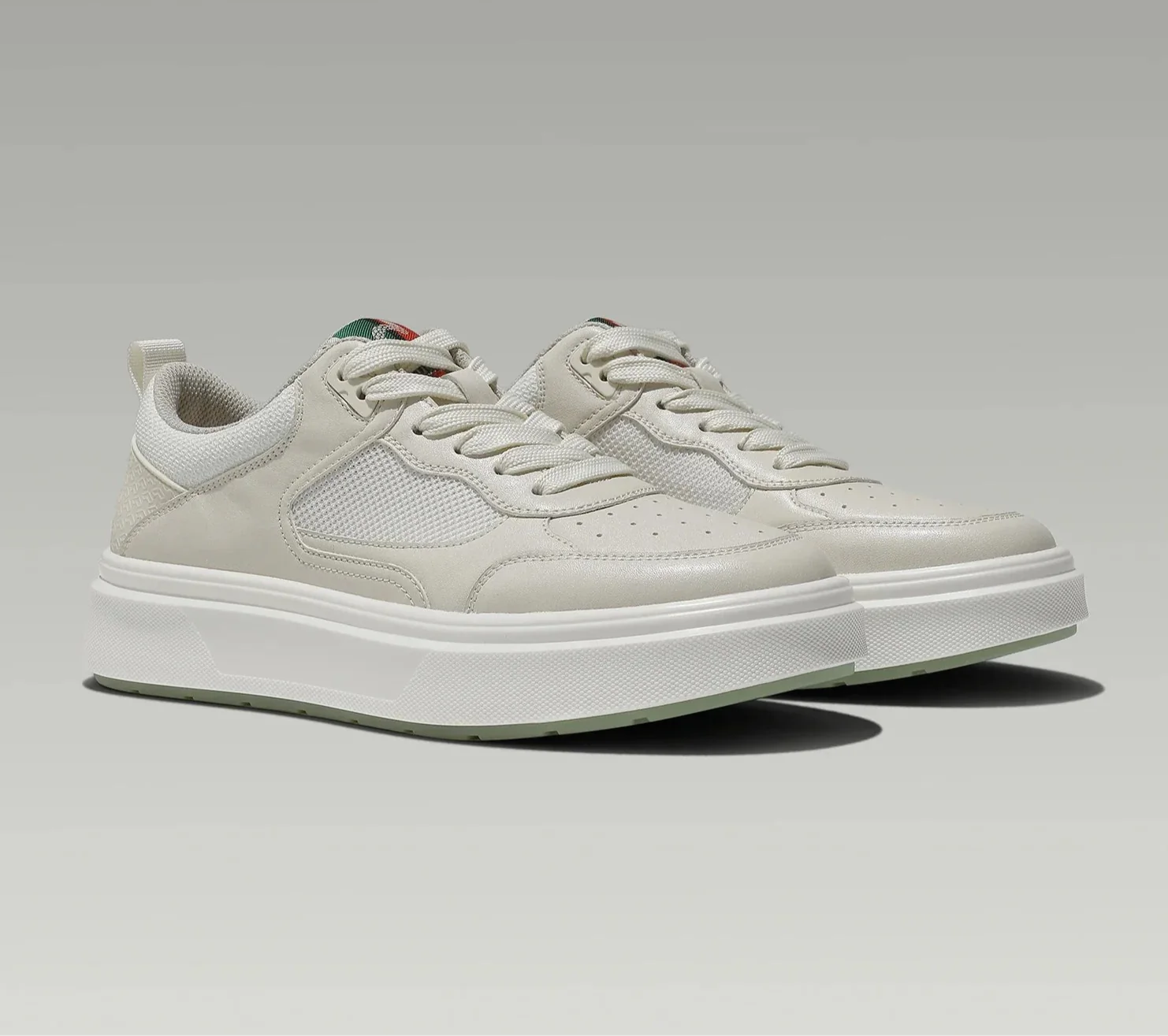 Lightweight casual fit shoes for men in beige, featuring breathable high-quality canvas design, ideal for spring and autumn casual occasions.