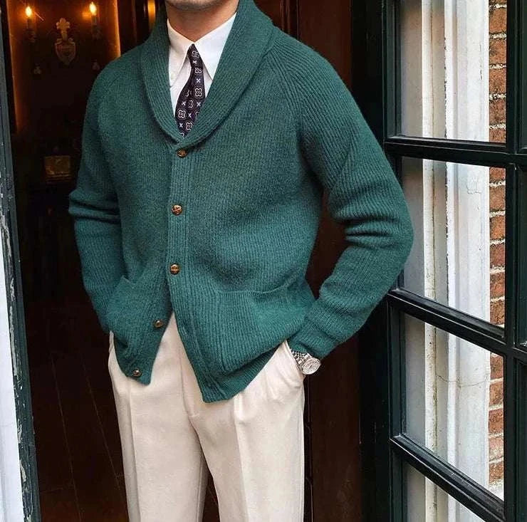 Oxford premium cardigan in dark green worn by a man, showcasing its stylish and cozy design, perfect for autumn.