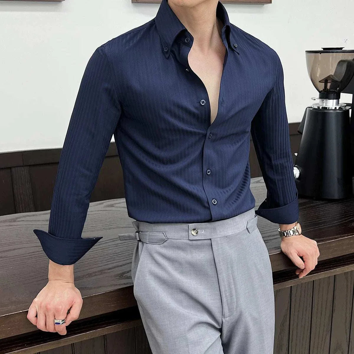Business casual slim fit shirt, lightweight fabric, solid pattern, men's spring/summer style.