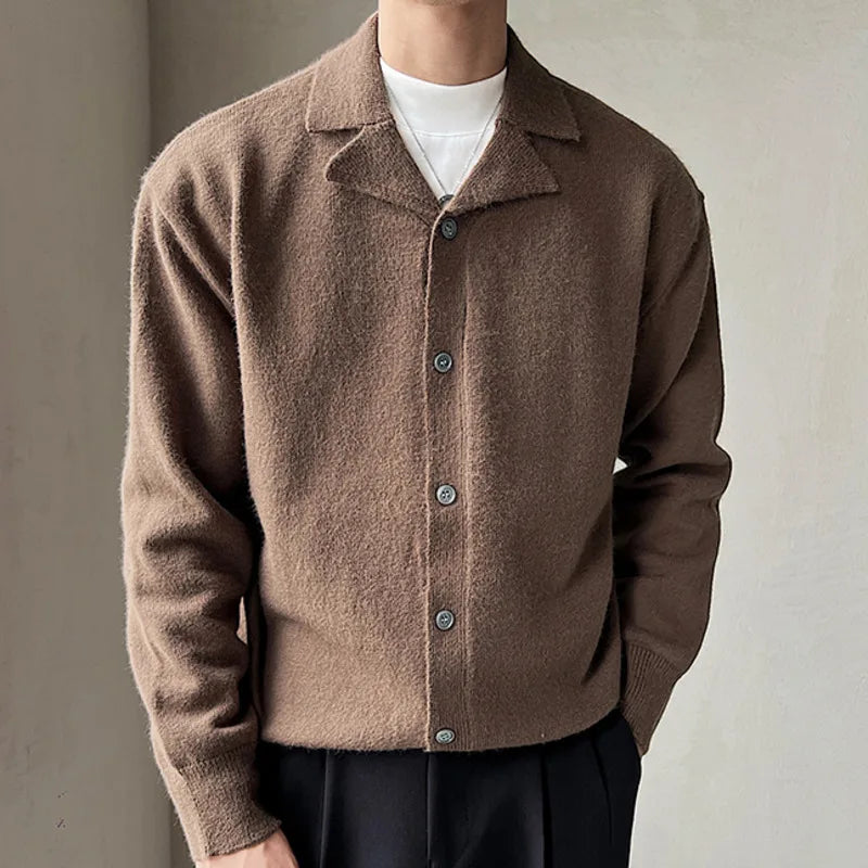 Oxford fall cardigan in brown, casual and elegant design, ideal for autumn and winter comfort.