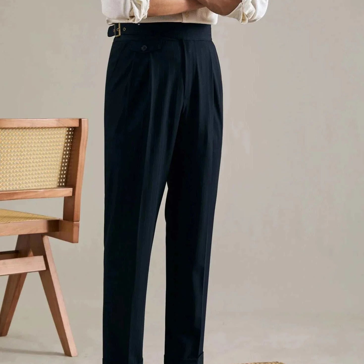 Office outfit high waist trousers in black, smart casual style.