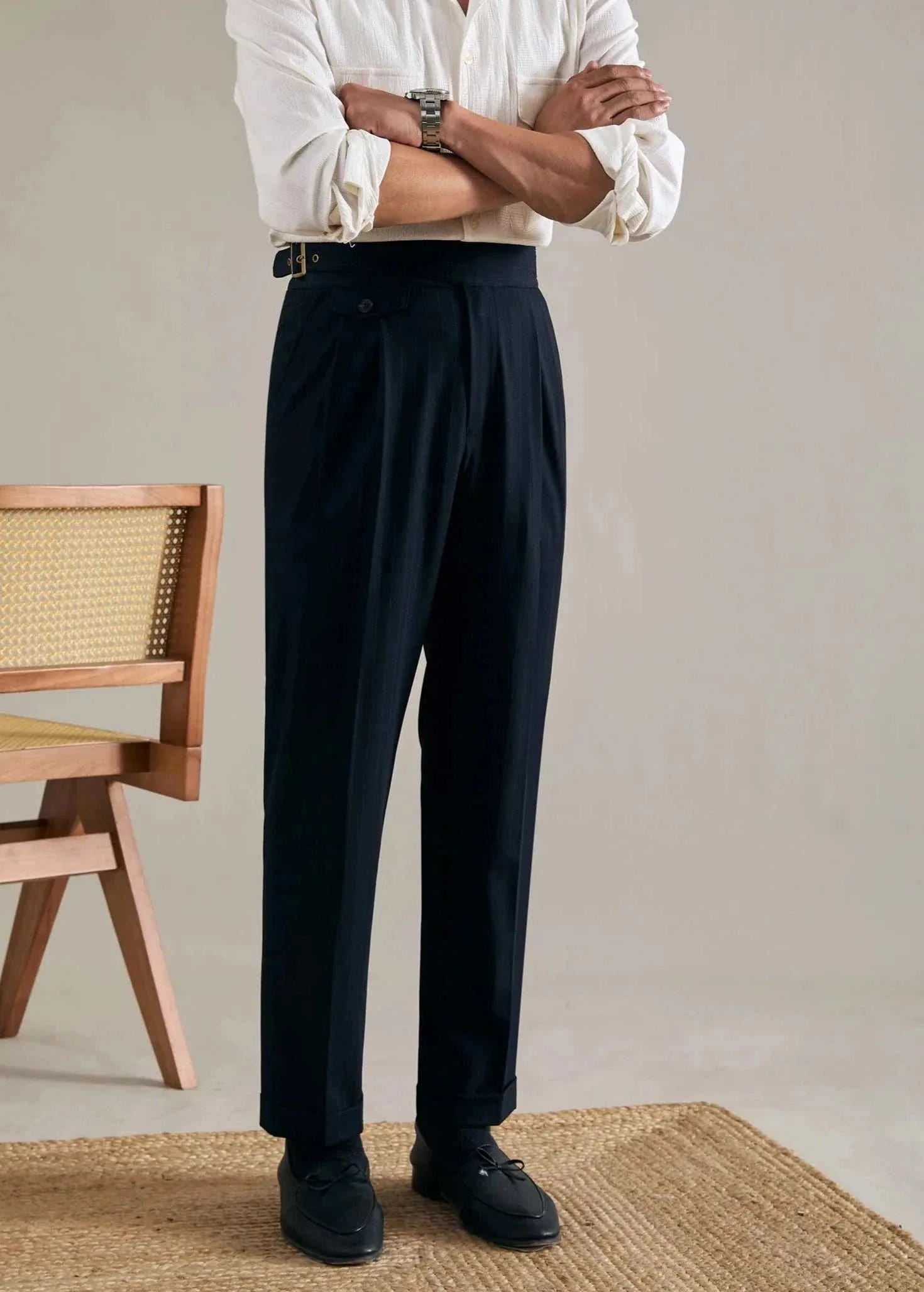 Office outfit high waist trousers in black, smart casual style.