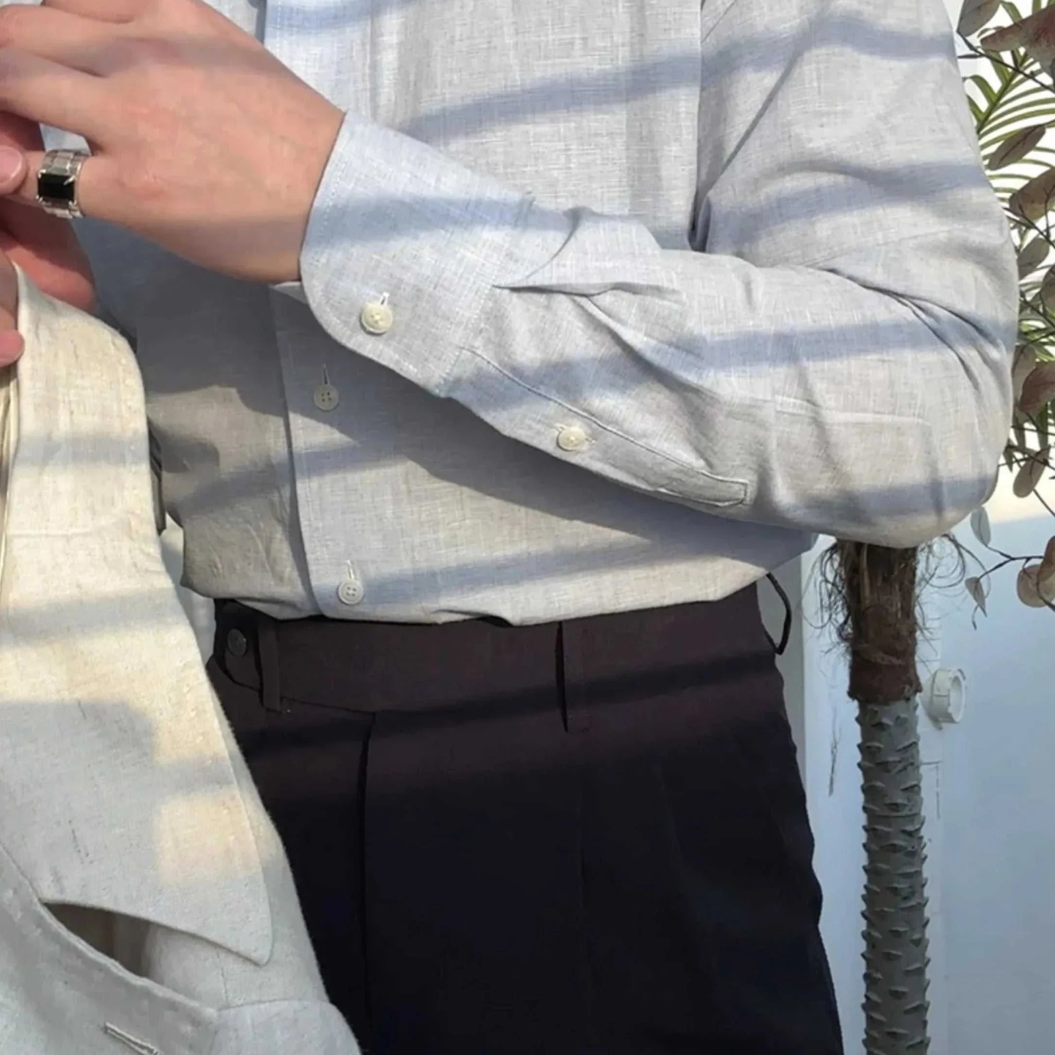 Office suit long sleeve shirt for men in light gray, stylish and breathable for all seasons.