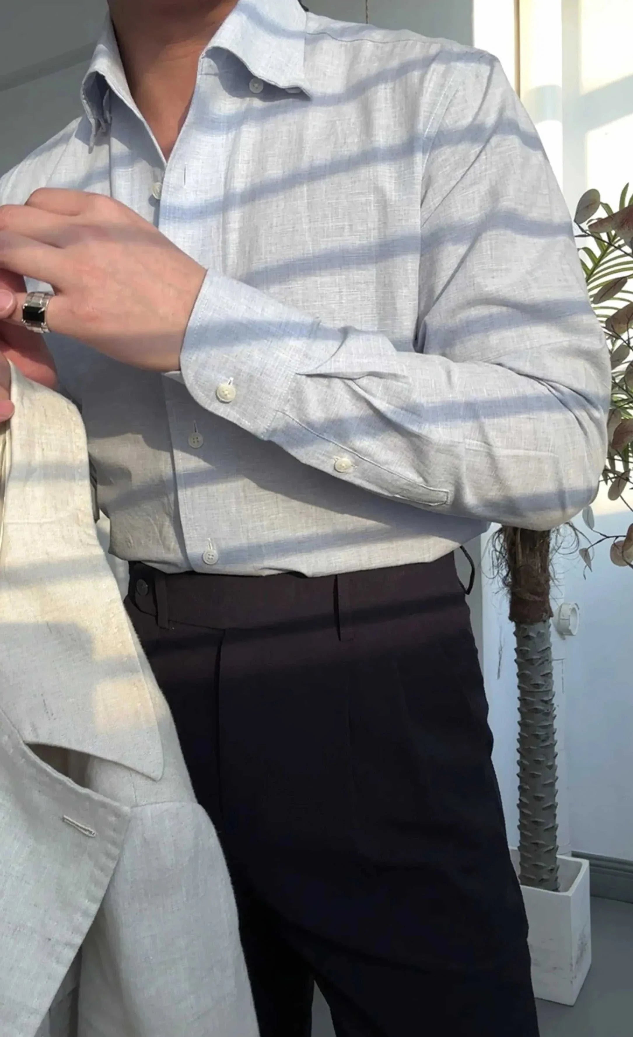 Office suit long sleeve shirt for men in light gray, stylish and breathable for all seasons.