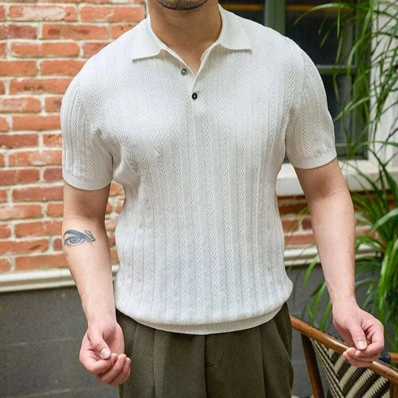 Spring gentleman English t-shirt for men, casual and elegant style, ideal for spring and summer.