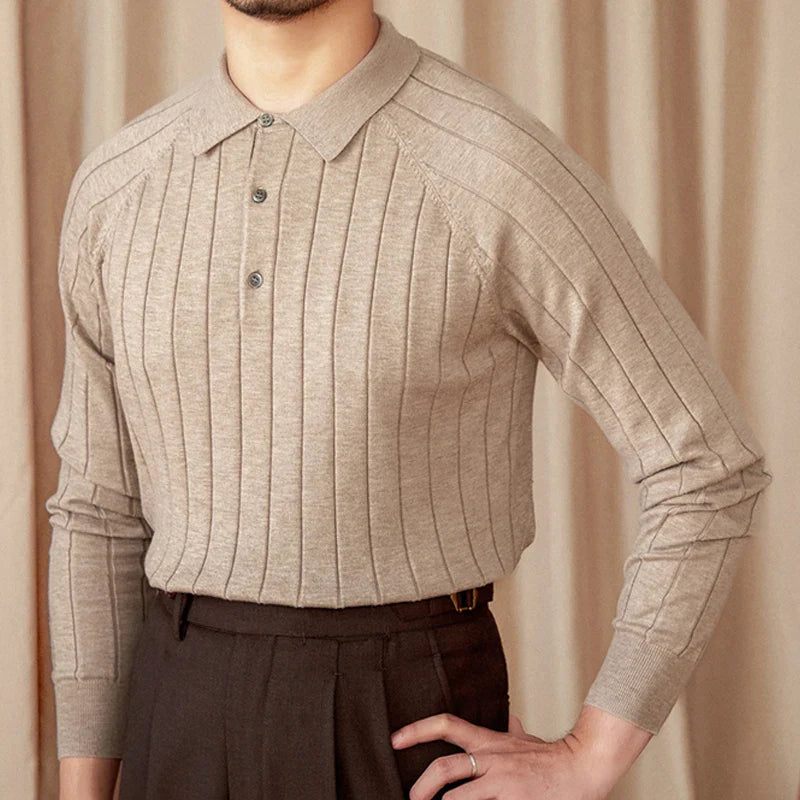 Men's woolblend sweater in a classic style with ribbed design and collar.