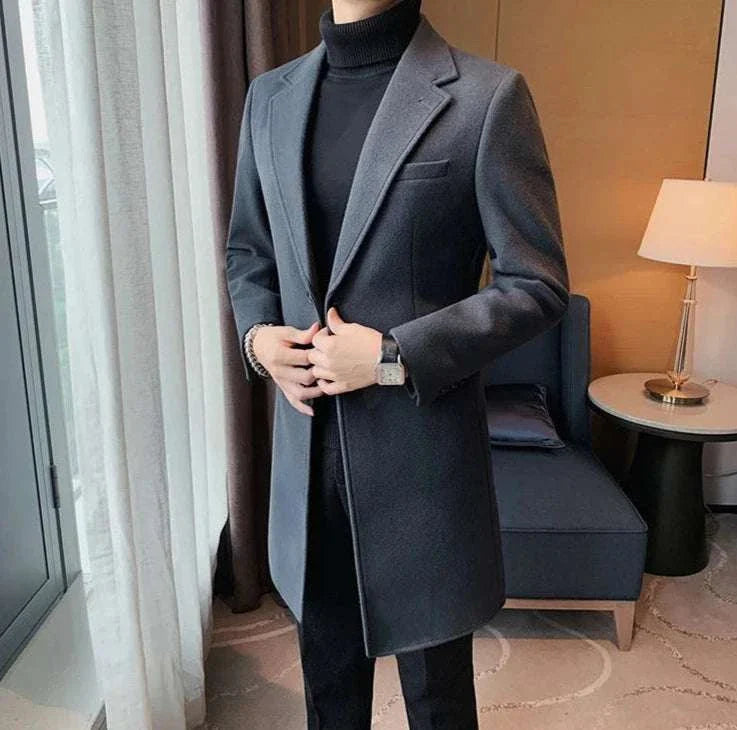 Elegant slim fit suit coat for men, ideal for autumn and winter, made of high-quality polyester.