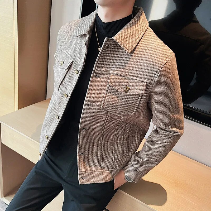 Men's WINT casual jacket in beige, silky and shiny, suitable for all seasons, with a casual and elegant style.