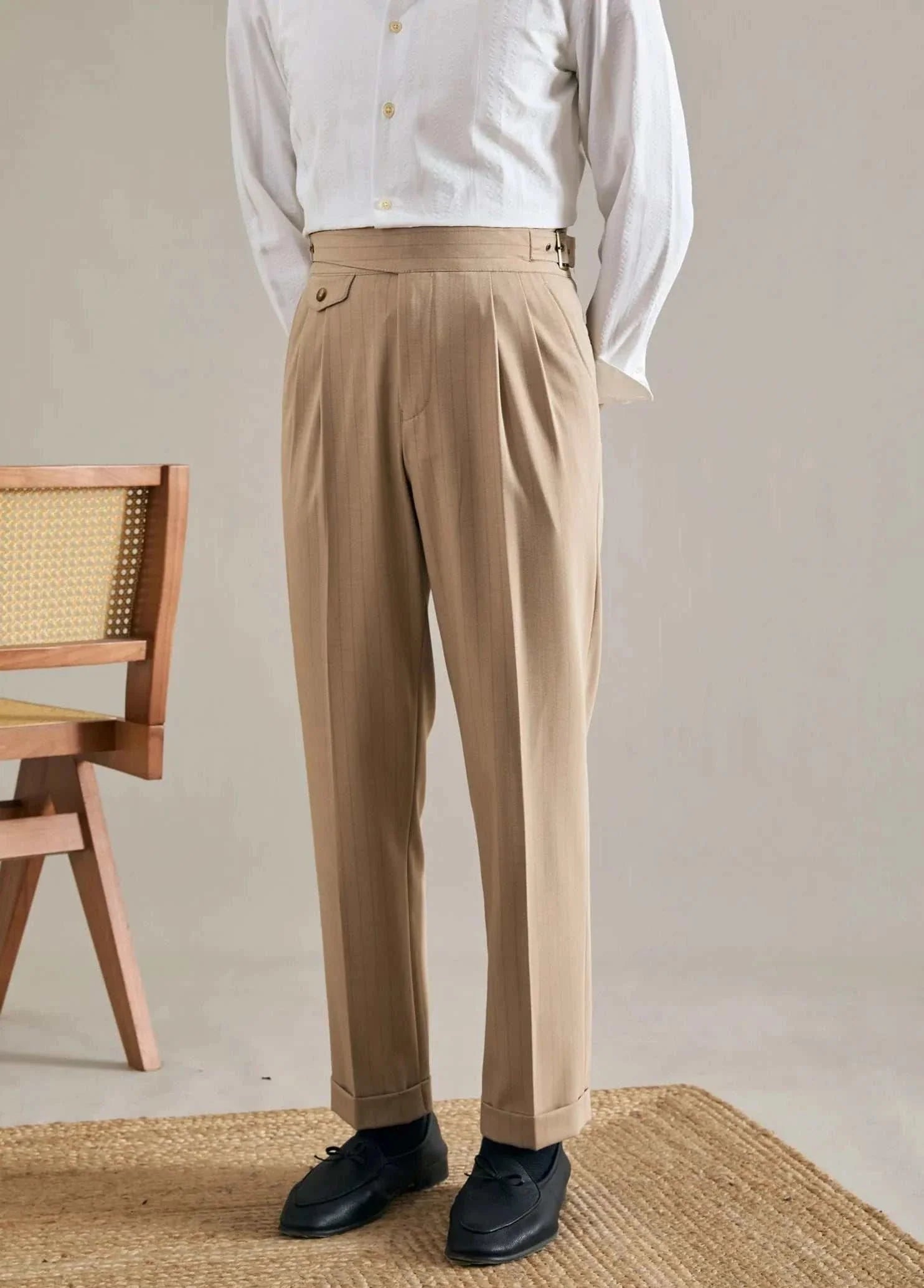 Office outfit high waist trousers in beige for a professional look.