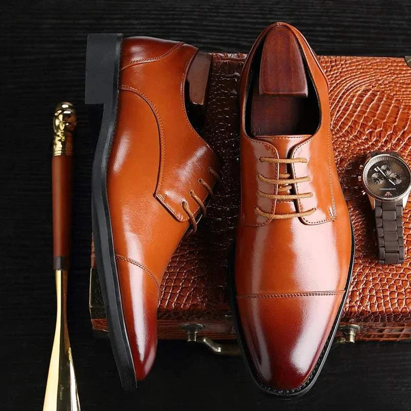 Derby elegant shoes in burnished brown leather for men's casual and semi-formal occasions.