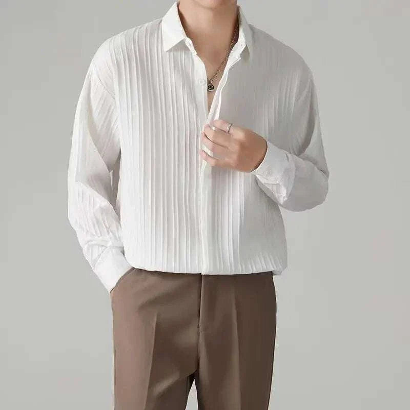 Business loose striped shirt for men, casual elegant style, spring/summer comfort.