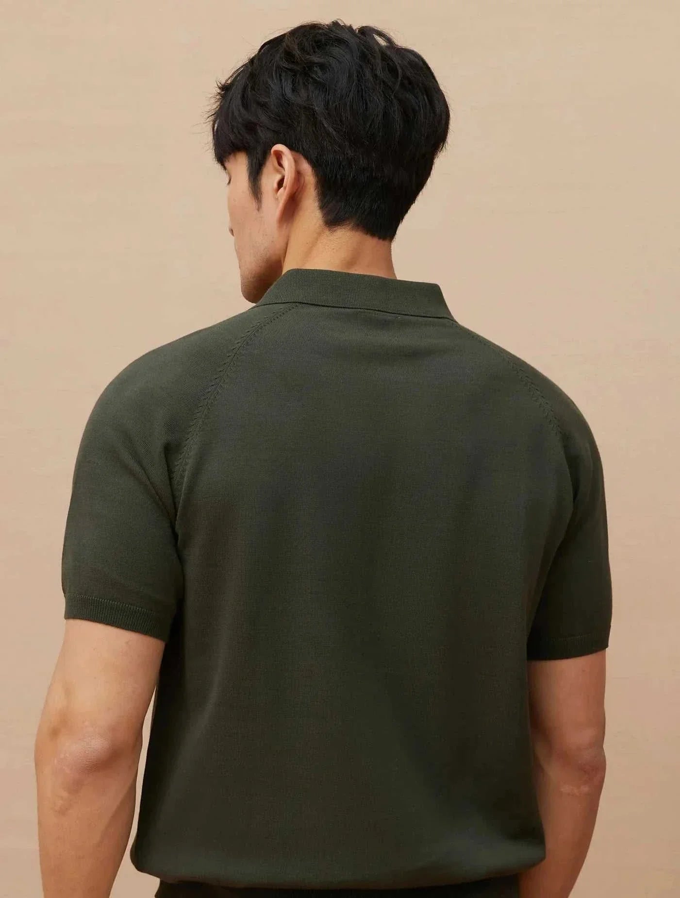Man wearing a luxury knitted polo t-shirt in solid color.