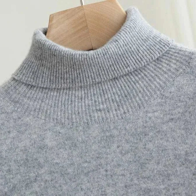 Business wool turtleneck sweater in light grey, made of wool and cotton, ideal for autumn and winter.