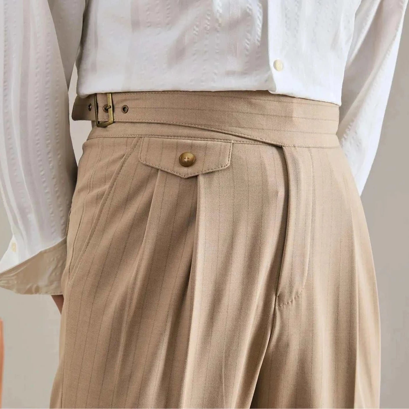 Office outfit high waist trousers in beige with belt and button detail.