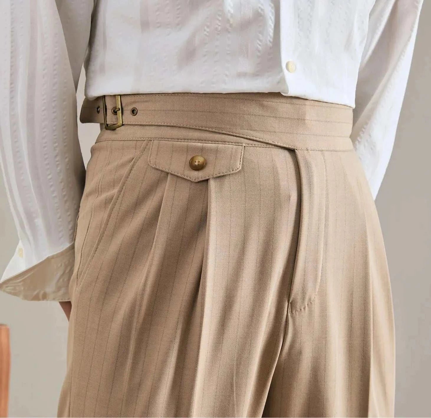 Office outfit high waist trousers in beige with belt and button detail.