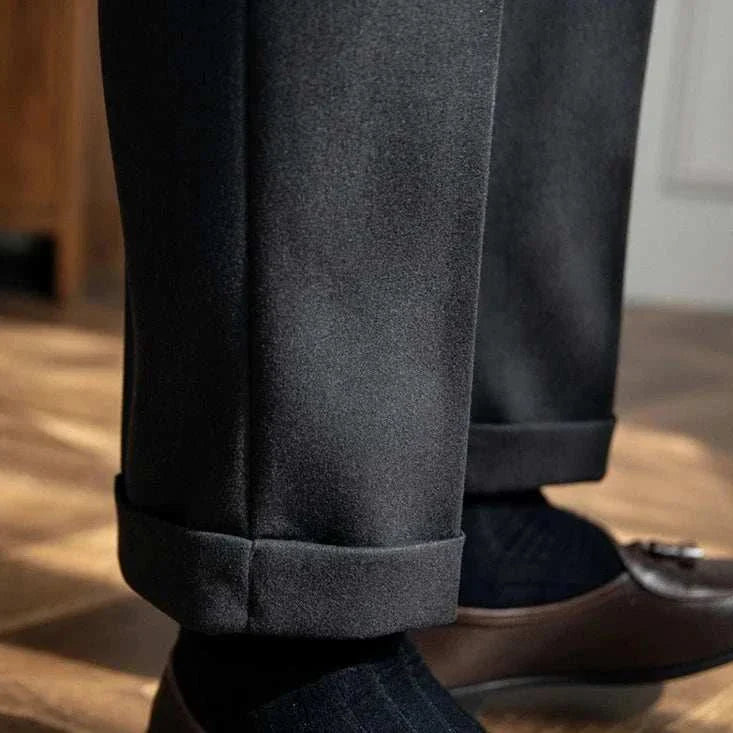 Autumn/Winter retro Italian trousers with solid pattern and rolled cuffs.