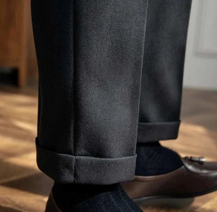 Autumn/Winter retro Italian trousers with solid pattern and rolled cuffs.