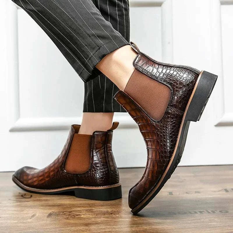 Casual snake pattern boots made of ecological leather and rubber.