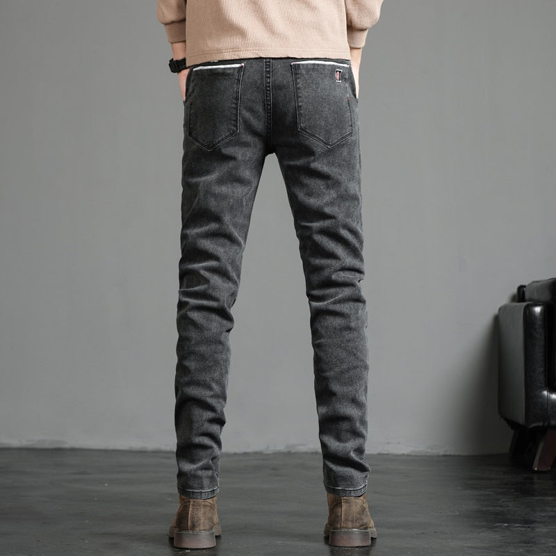 Vinny Vintage Jeans in dark wash, showcasing a comfortable and stylish fit for spring and autumn.