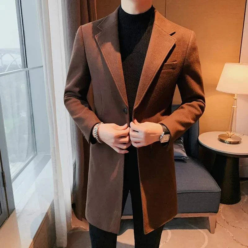 Elegant slim fit suit coat for men in high-quality polyester, perfect for autumn and winter.