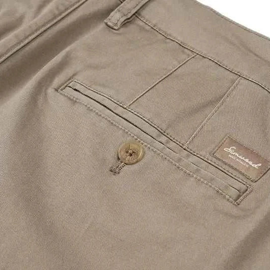 Classic chino pants with buttoned back pocket in cotton-spandex blend.