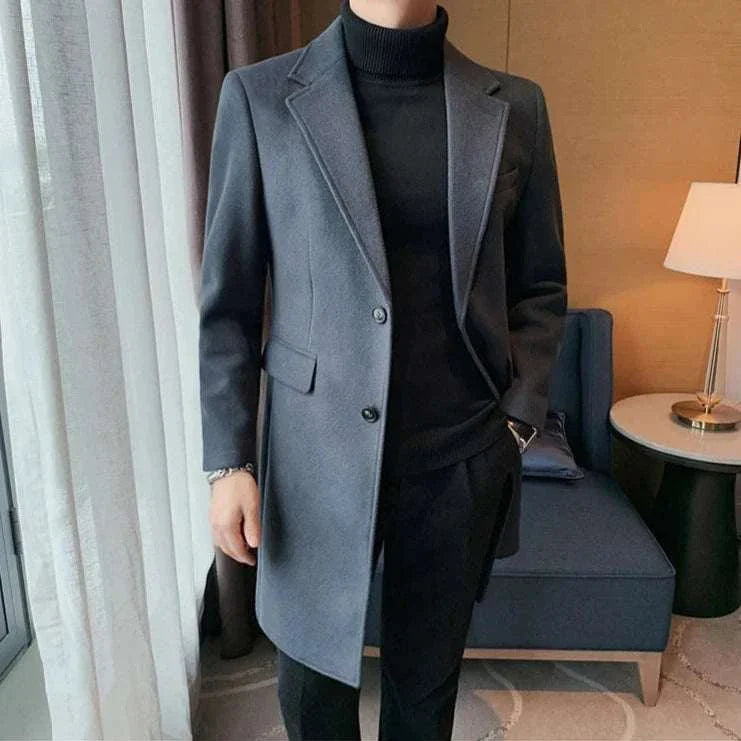 Elegant slim fit suit coat for men in high-quality polyester, ideal for autumn and winter.