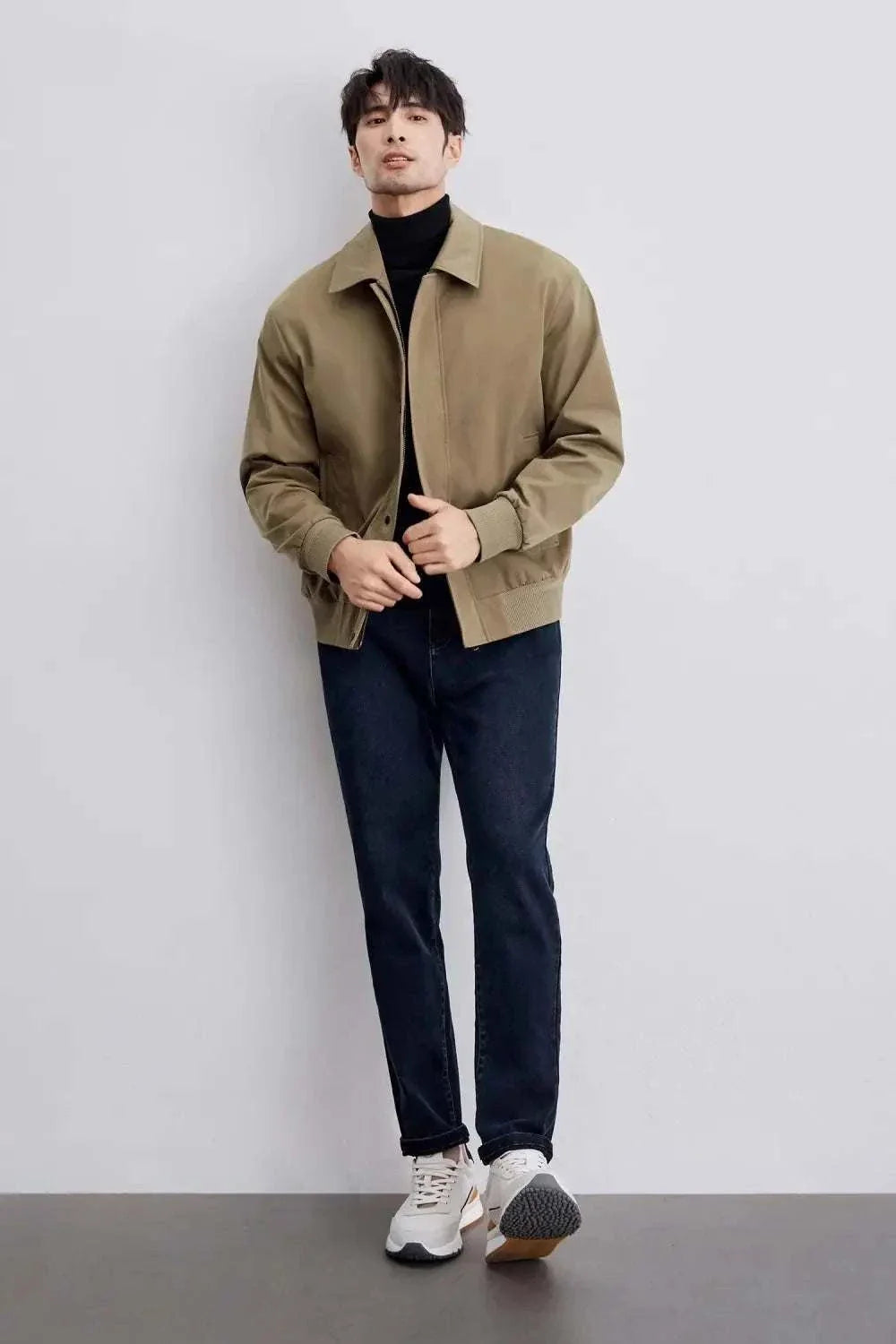 Men's Korean bomber winter jacket in khaki, stylish cold-weather wear.