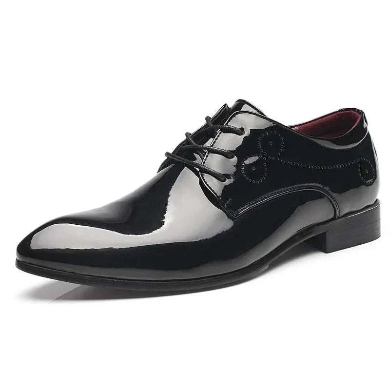 Brogue elegant shoes for men in black, featuring luxurious suede and elastic panels for comfort.
