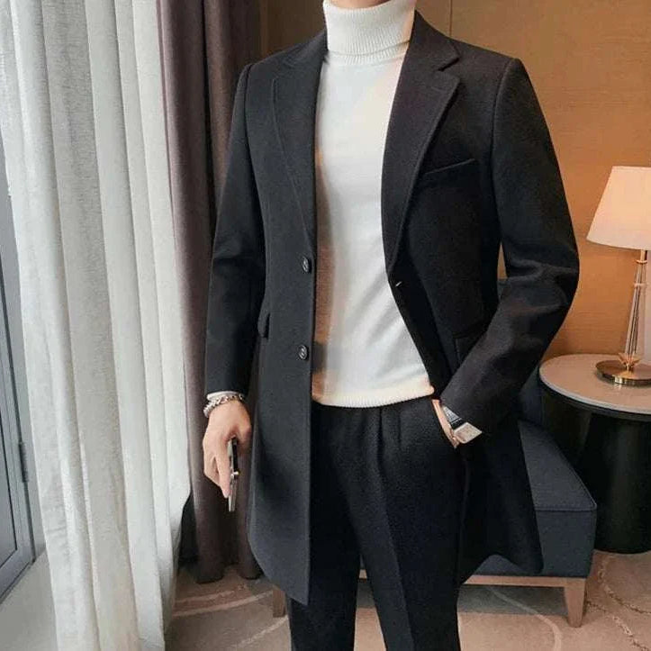 Elegant slim fit suit coat in black, ideal for autumn and winter.