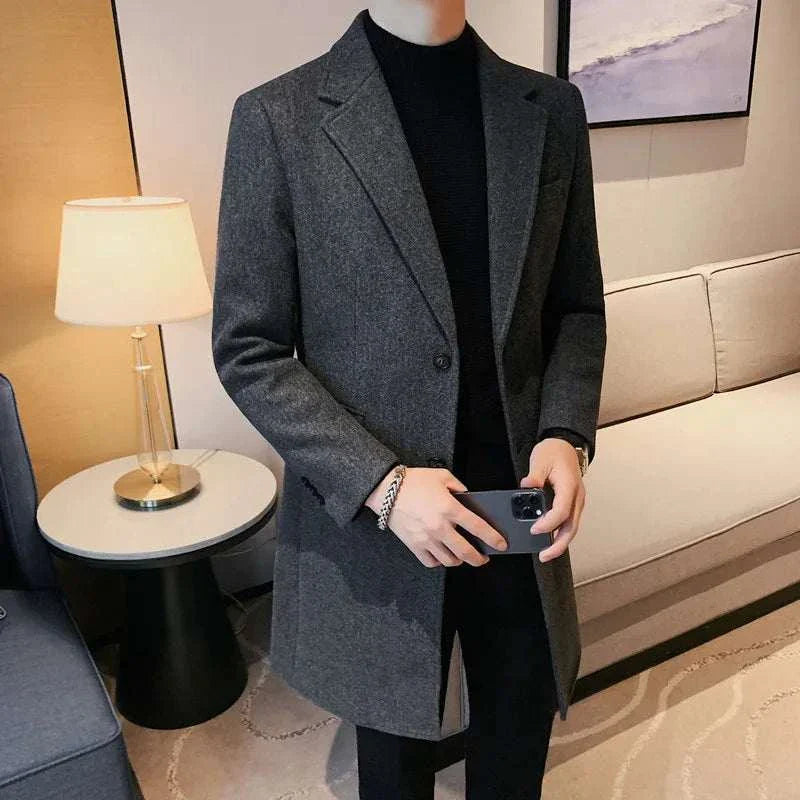 Elegant slim fit suit coat for men made of high-quality polyester, ideal for autumn and winter.