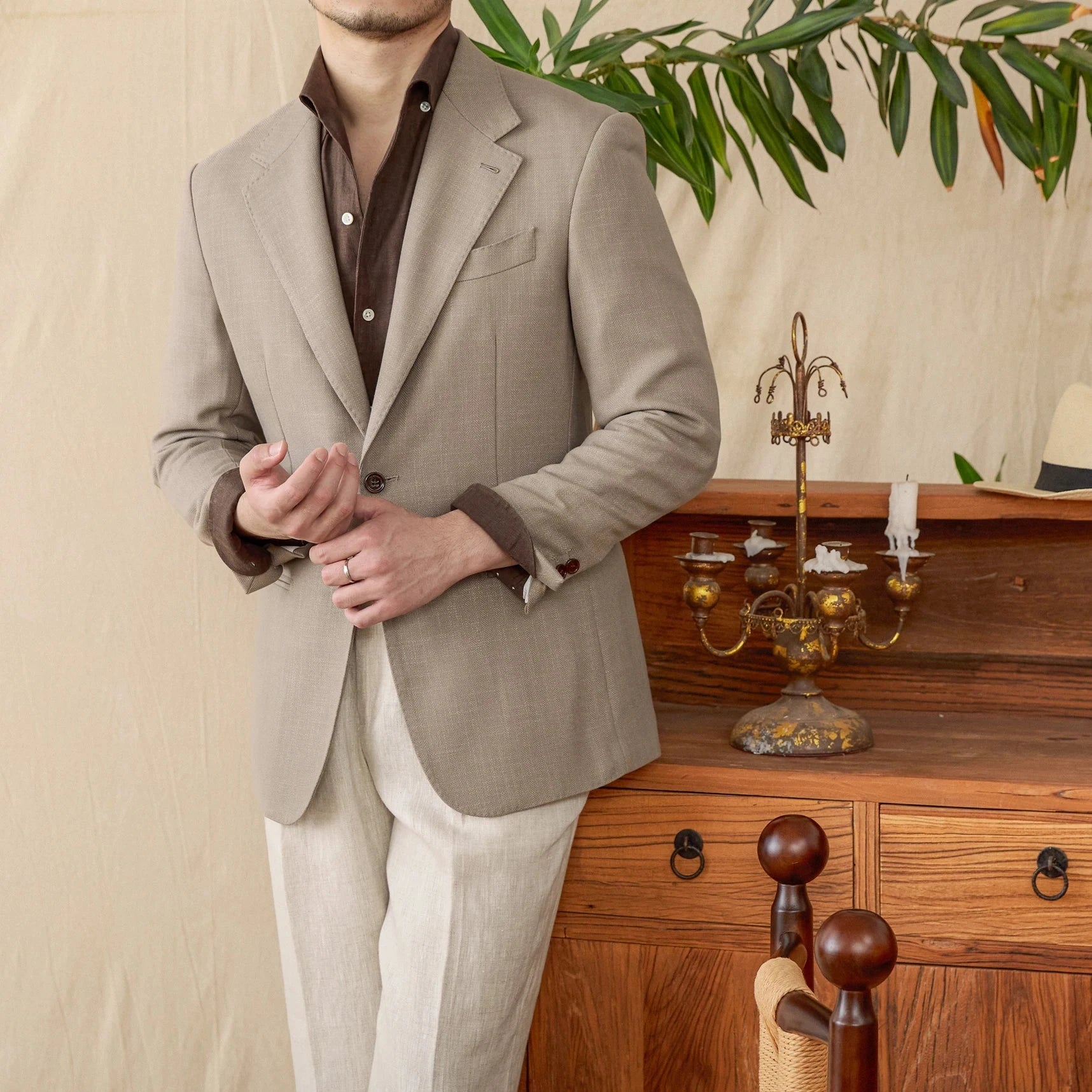 Business linen relaxation jacket for men in a stylish setting.