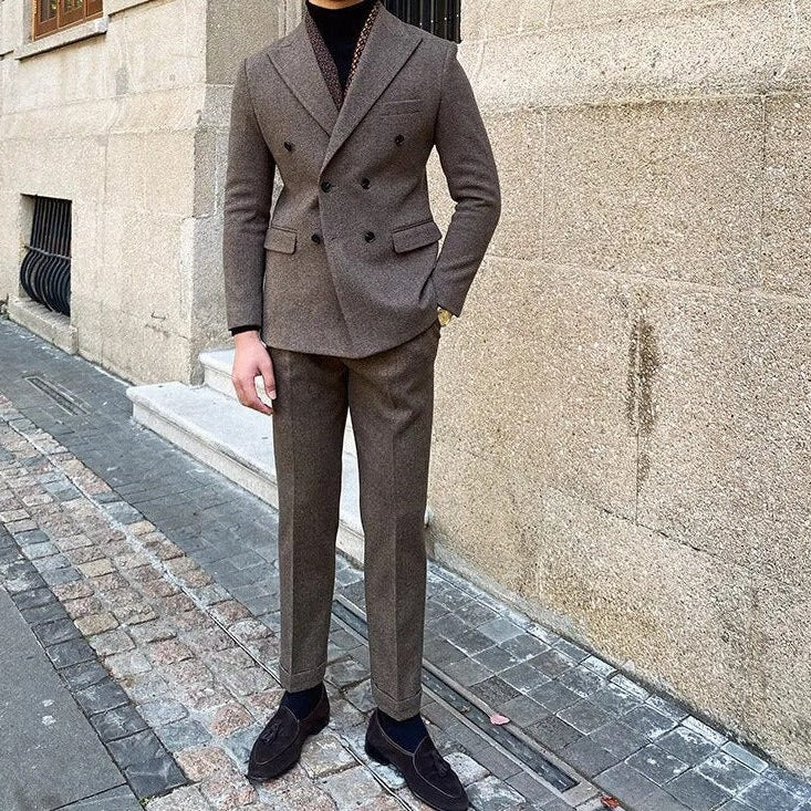 Office double breasted suit for men in elegant pattern and versatile color.