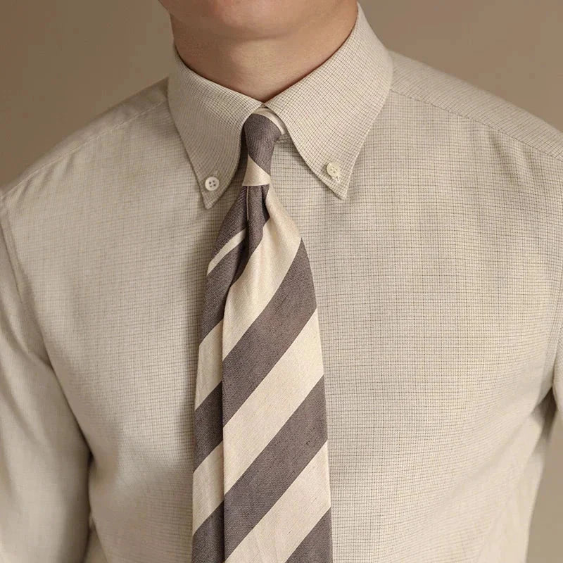 Slim fit business shirt in beige with striped tie, formal and casual elegance.