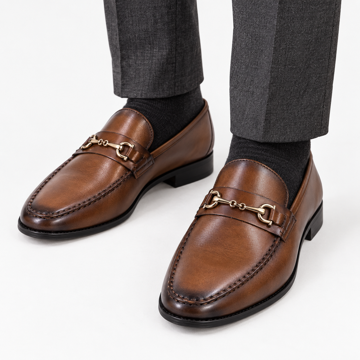 Leonardo classic italian loafers with chain in brown, front worn view