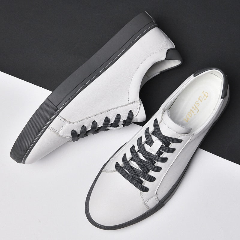 White and black Golf Genuine Leather Shoes with classic Italian design, suitable for smart-casual or streetwear.