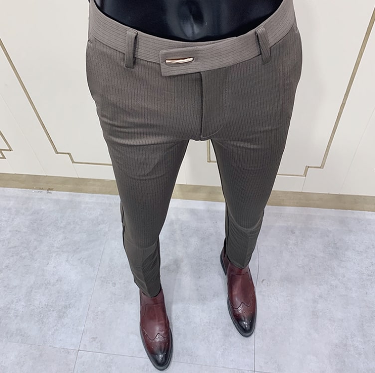 Antonios Coffee Casual Pants in slim-fit design with belt loops.