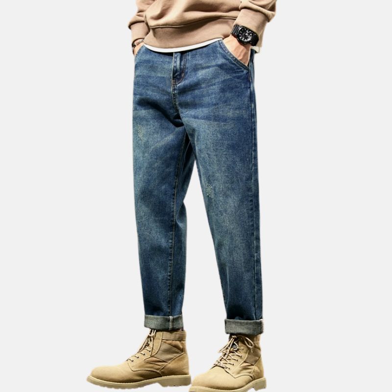 Loose fit streetwear jeans with mid-rise and straight leg in blue denim.