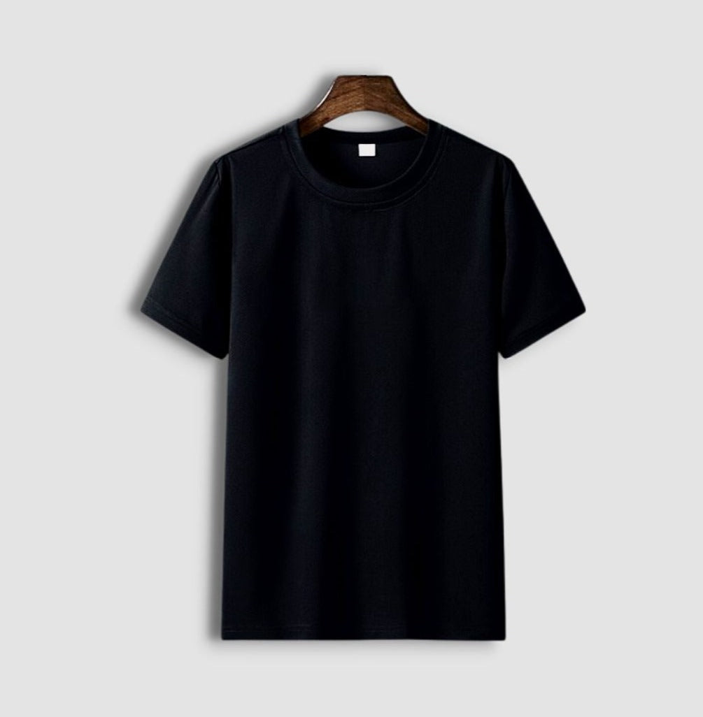 Black minimalist t-shirt for men made of organic cotton.