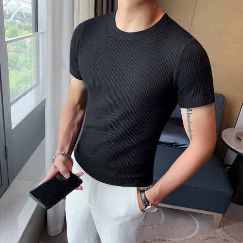Spring slim fit t-shirt in black, ribbed design, casual menswear.