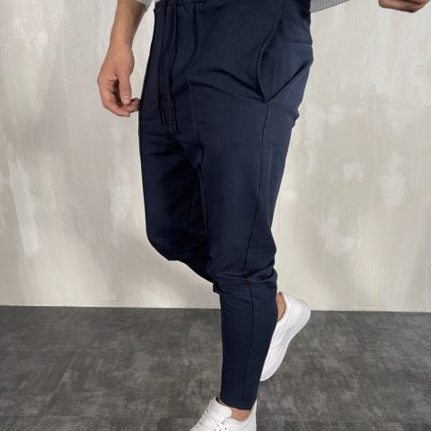 Antonios Streetwear Joggers Men in navy, relaxed fit with white sneakers.
