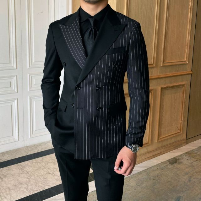 Double breasted events suit for men in black with intricate pattern, Italian style.