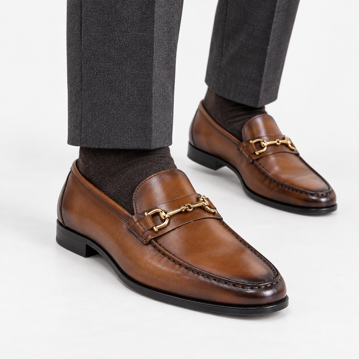 Leonardo classic italian loafers with chain in brown, side worn view