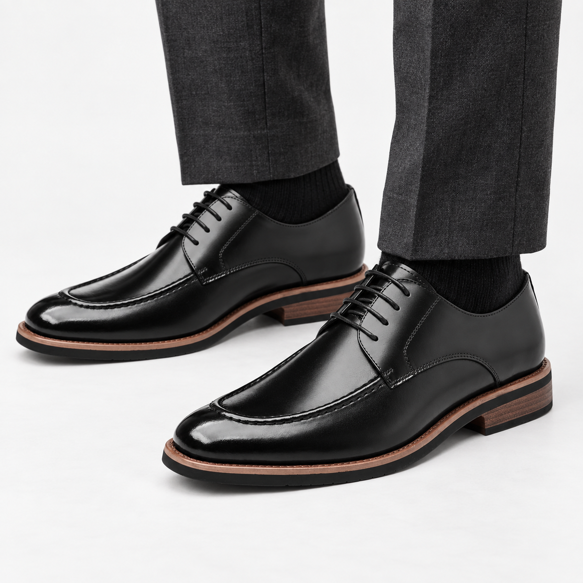 Leonardo oxford elegant shoes in black, front worn view