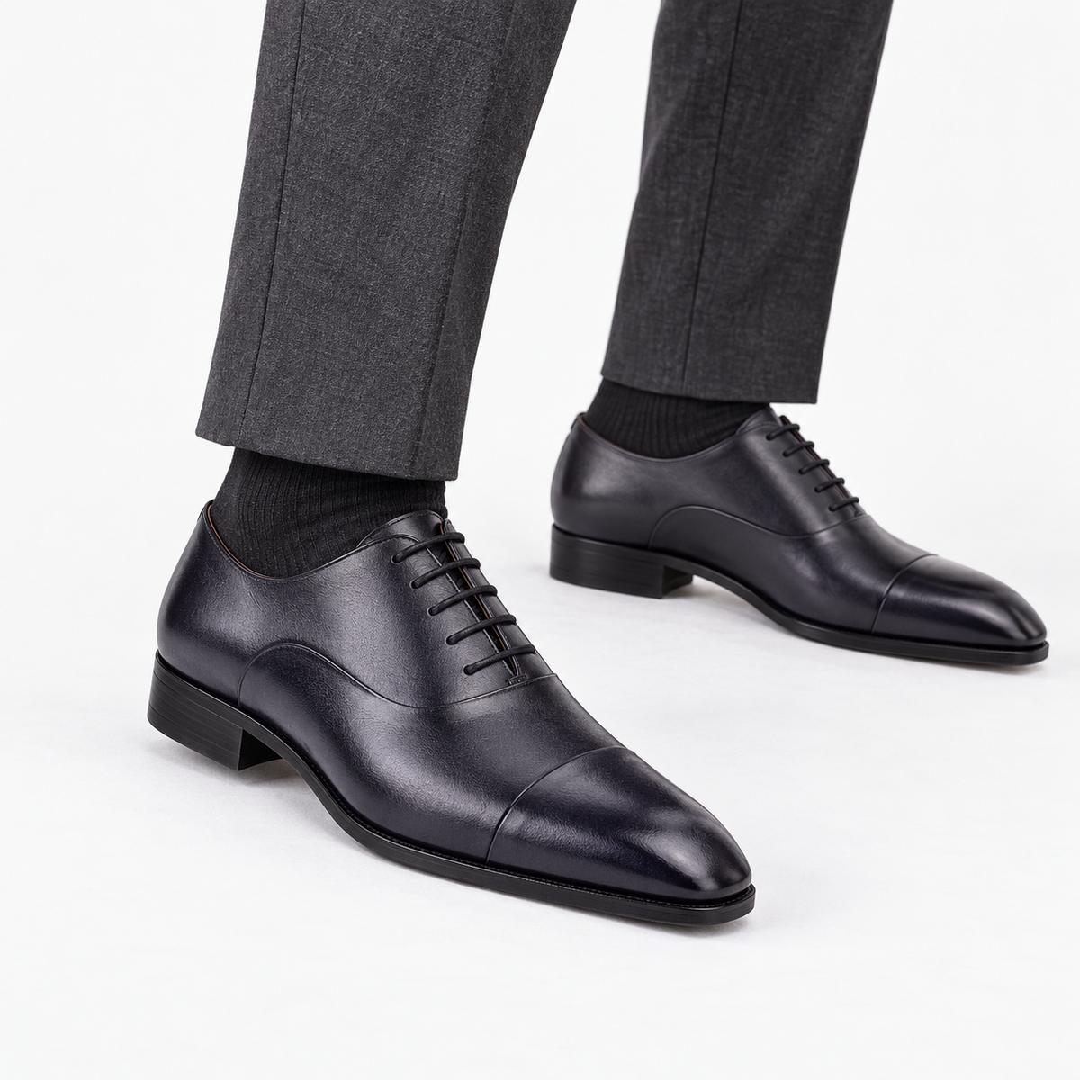 Leonardo gentleman oxford genuine leather shoes in dark grey, side worn view